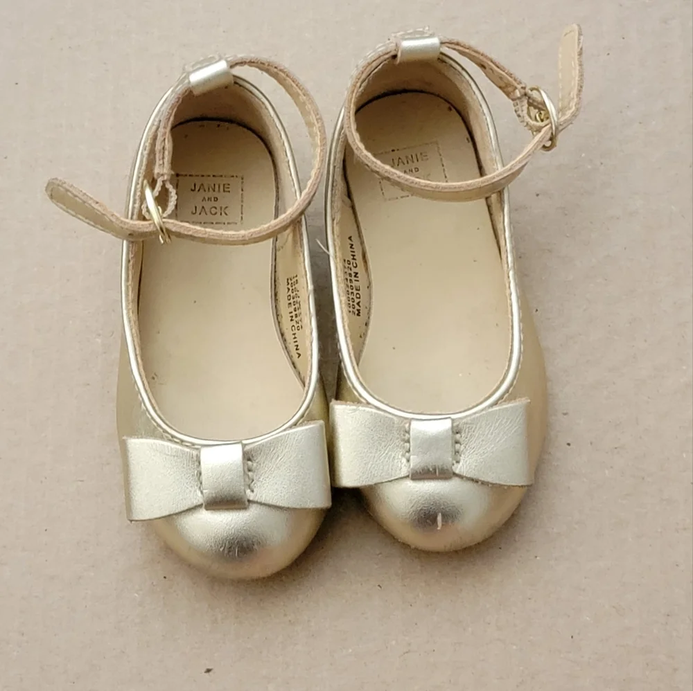 Janie & Jack | Mary Jane Gold Round toe Size 4 toddlers